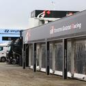 Der Servicepark in Passau steht bereit. Während die Fahrzeuge noch den letzten Schliff erhalten, sind die Fahrer und Copiloten bereits in der Rallye-Region angekommen und besichtigen ab Montag die Strecken