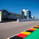4 Tonnen Rennstreckenfarbe bringen die Strecke optisch auf Vordermann.