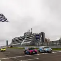 Enger geht es nicht: Finn Niklas Wollnik (rechts) gewinnt mit 0,001 Sekunden Vorsprung vor Moritz Groneck (links) im ADAC Tourenwagen Junior Cup (Foto: ADAC Tourenwagen Junior Cup)