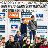 Zuschauer vor Siegerpodest