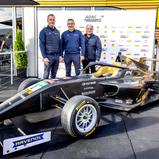 ADAC Motorsportchef Thomas Voss, ADAC Vorstand Lars Soutschka und ADAC Automobilreferent Jürgen Fabry (v. l.) mit dem neuen Rennwagen der ADAC Formel 4