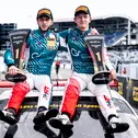 Die Champions Salman Owega und Finn Wiebelhaus mit ihren Trophäen