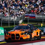 Der orange BMW M4 GT3 Evo von FK Performance Motorsport