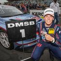 Luca Engstler jubelt über seinen ersten Sieg im Hyundai i30 N TCR
