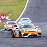 Markant in Orange und Weiß: Die beiden Porsche von Wimmer Werk Motorsport
