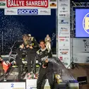 Die schönste Dusche der Welt: Die drei erstplatzierten Teams feiern auf dem Podest in Sanremo