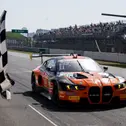 Die Zielflagge für Tim Zimmermann und Leyton Fourie in Zandvoort