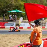 Sportwart zeigt die Rote Flagge, ADAC Kart Masters Kerpen