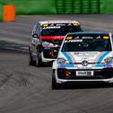 Cedric Fuchs (vorne) hat sich an der Spitze der Fahrerwertung im ADAC Tourenwagen Junior Cup einen kleinen Vorsprung verschaffen können (Foto: ADAC Tourenwagen Junior Cup)
