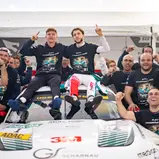 Finn Wiebelhaus und Salman Owega jubeln über ihren Titel