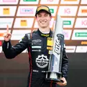 Ferrari-Pilot Jack Aitken freute sich nach starker Leistung über den Siegerpokal