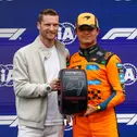 In Zandvoort hat Maro Engel den Pirelli Pole Position Award an Lando Norris übergeben