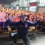 Hotspot am Abend: die Fahrerpräsentation der MotoGP-Stars in der Karthalle.