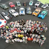 Fahrer und Fahrzeuge von fünf Serien zum Gruppenfoto am Lausitzring