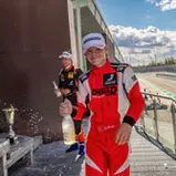 Elias Olsen feiert seinen Sieg am Lausitzring (Foto: Tourenwagen Junior Cup)