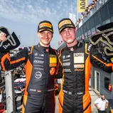 Die strahlenden Sieger: Tim Zimmermann und Leyton Fourie von FK Performance Motorsport