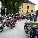 Historische Zweiräder bei der Wanderpause
