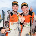 Strahlende Sieger mit Pokal: Mike David Ortmann (li.) und Hugo Sasse