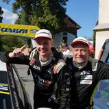 Wenn der Vater mit dem Sohne: Calle und Torbjörn Carlberg bejubeln den JERC-Titel