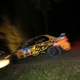 Starker Auftritt: Ron Schumann schiebt sich im Mitsubishi Lancer auf Rang drei. 