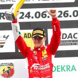 Erstmals stemmte Conrad Laursen (16/DNK/Prema Racing) in der ADAC Formel 4 den Siegerpokal in die Höhe