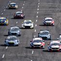 Die Boliden der TCR Germany fahren in die erste Kurve auf dem DEKRA Lausitzring