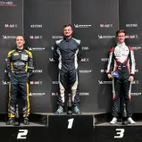 Siegerehrung der Porsche Sprint Challenge Deutschland GT3: Joel Hohmann (links), Sieger Jan Antoszewski (Mitte), Mads K. Ljungberg (links). (Foto: Porsche Sports Cup Deutschland)