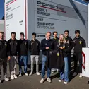 ADAC Motorsportchef Thomas Voss (Mitte) bekam von den Talent Pool Piloten des Porsche Sixt Carrera Cup Deutschland symbolisch einen Hoodie überreicht ADAC Motorsportchef Thomas Voss (Mitte) bekam von den Talent Pool Piloten des Porsche Sixt Carrera Cup Deutschland symbolisch einen Hoodie überreicht