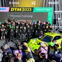 Zum ersten Mal stemmte Thomas Preining mit Manthey EMA den DTM-Meisterpokal in die Luft