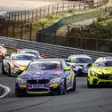 Im Titelkampf: Der BMW M4 GT4 vom RN Vision STS Racing Team und der Mercedes-AMG GT4 von GetSpeed Performance Im Titelkampf: Der BMW M4 GT4 vom RN Vision STS Racing Team und der Mercedes-AMG GT4 von GetSpeed Performance