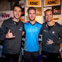 Van der Linde und Niederhauser mit Moritz Löhner (M.), dem ersten Meister der ADAC GT Masters Esports Championship 