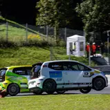 Robin Böhm kam aus dem Slalomsport in den ADAC Tourenwagen Junior Cup; hier kämpft er am Limit mit Tabellenführer Linus Parbel (Foto: ADAC Tourenwagen Junior Cup)