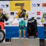 In der 85 ccm-Klasse fuhr Bjarne Euler (m.) das beste Ergebnis vor Luca Frank (l.) und Lennox Willmann (r.) ein (Bild: Hardy Mutschler)