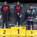 Julian Konrad (Mitte) feiert seinen ersten Sieg im ADAC Tourenwagen Junior Cup, er gewann vor Cedric Fuchs (links) und Maxim Felix Dacher (rechts). (Foto: ADAC Tourenwagen Junior Cup)