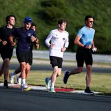 Der ehemalige DTM-Pilot Manuel Reuter vor Finn Wiebelhaus, BWT Best Water Run, Zandvoort