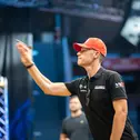 Sheldon van der Linde zeigte seine Wurfkünste an der Dartscheibe 