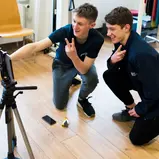 Spaß vor der Kamera: die Motorrad-Talente Matthias Meggle und Aaron Schäfer