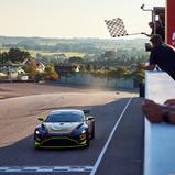 Der Aston Martin von Prosport Racing bei der Zieldurchfahrt
