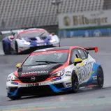 Roger Vögeli ist mit seinem Opel Astra TCR zurzeit Dritter der Fahrerwertung in der STT (Foto: STT)