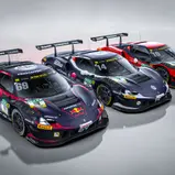 Die Fahrzeuge von Thierry Vermeulen, Jack Aitken und Ben Green (l-r) in der DTM 2025 (Foto: Emil Frey Racing)