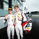 Simon Birch und Leo Pichler jubeln über ihre Podiumsplatzierung