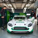 Stefan Mücke zeigt Kuhn und Vollmer das Dekra-Taxi