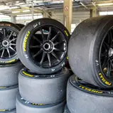 Alle Supersportwagen des ADAC GT Masters starten auf Pirelli
