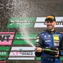 Ganz oben auf dem Podium nach einem Start-Ziel-Erfolg: René Rast