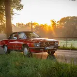 „Next Generation Driver – U30“: Herzstück des Nachwuchsprojekts ist der feuerrote „JR“, ein Mercedes-Benz 560 SL (R107), der unter den Mitgliedern bis 30 Jahre für jeweils drei Monate verlost wird. © Mercedes-Benz R/C 107 SL-Club Deutschland e.V.