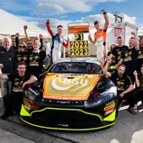 Die Champions zusammen mit ihrer Prosport Racing-Crew