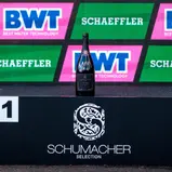 Bereits seit 2019 gehören die Schaumweine von Schumacher Selection zur Motorsportfamilie des ADAC