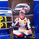 Szymon Ladniak feiert seinen ersten Sieg in der ADAC TCR Germany