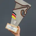 Produziert wurden die Pokale traditionell von Metallbau Maltitz aus dem sächsischen Gersdorf.