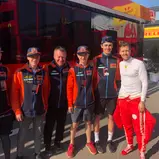 Der ehemalige ADAC Stiftung Sport Förderpilot Sebastian Vettel traf Motocrosser Lion Florian (2. v.r.)